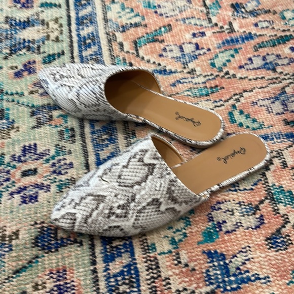 Gray and white alligator print slides - Picture 2 of 2